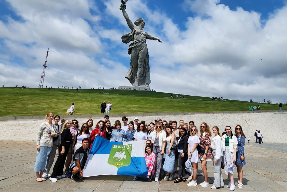 Флаг ниу белгу поднимают. Памятники на студенческой БЕЛГУ.